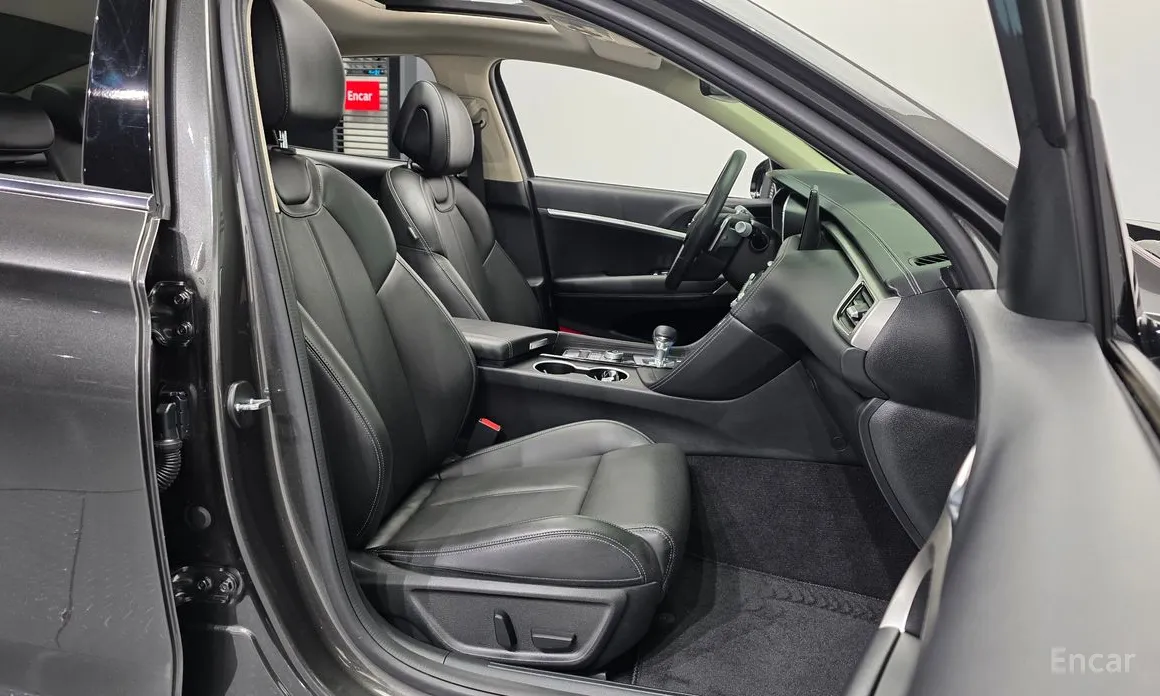 Photo 11 - Genesis G70