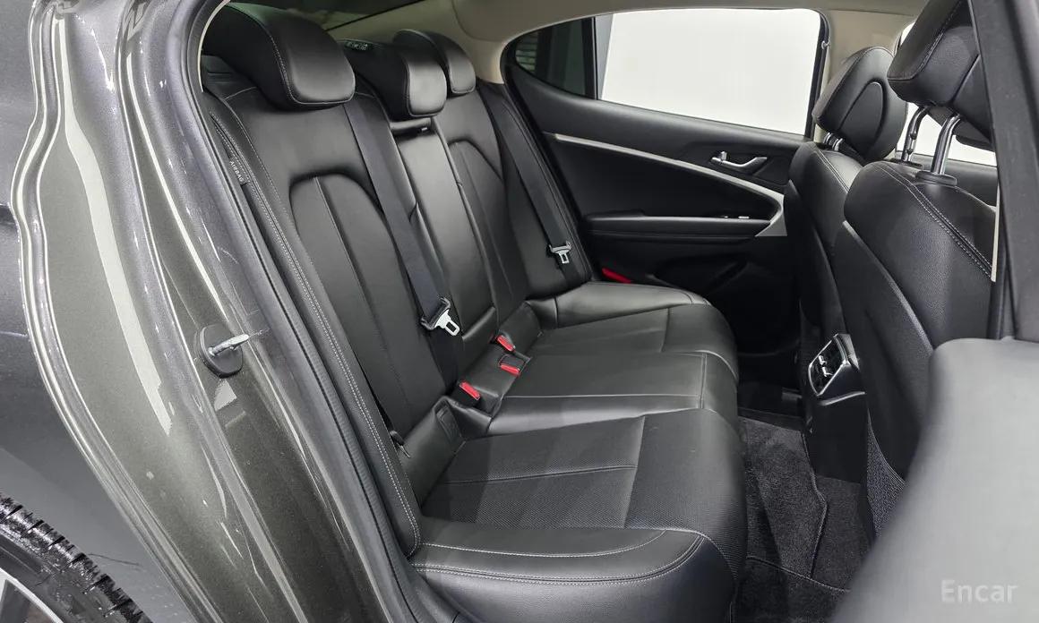 Photo 12 - Genesis G70