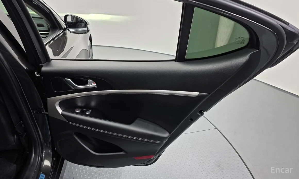 Photo 25 - Genesis G70