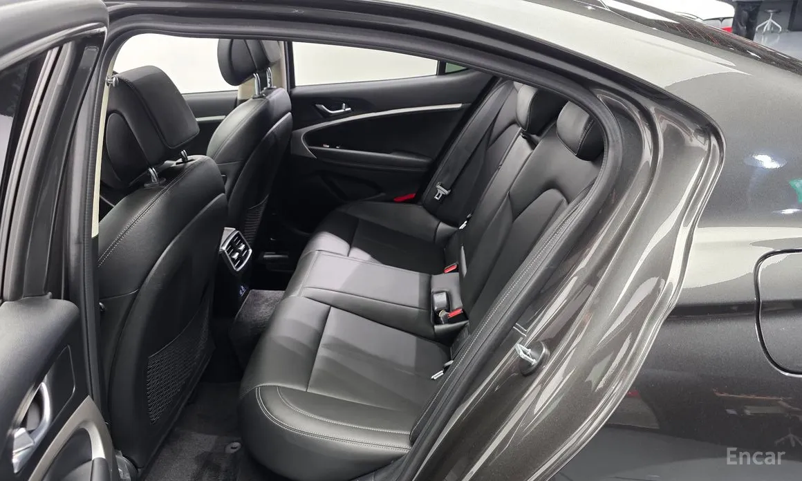 Photo 26 - Genesis G70