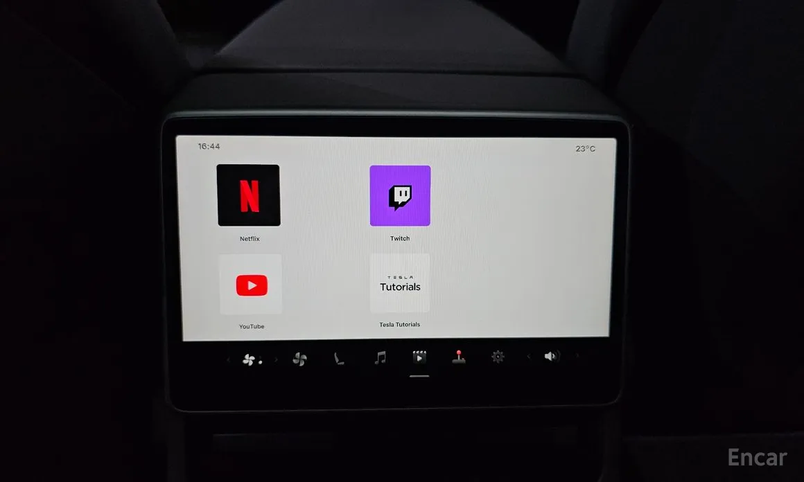Фото 38 - Tesla Model 3