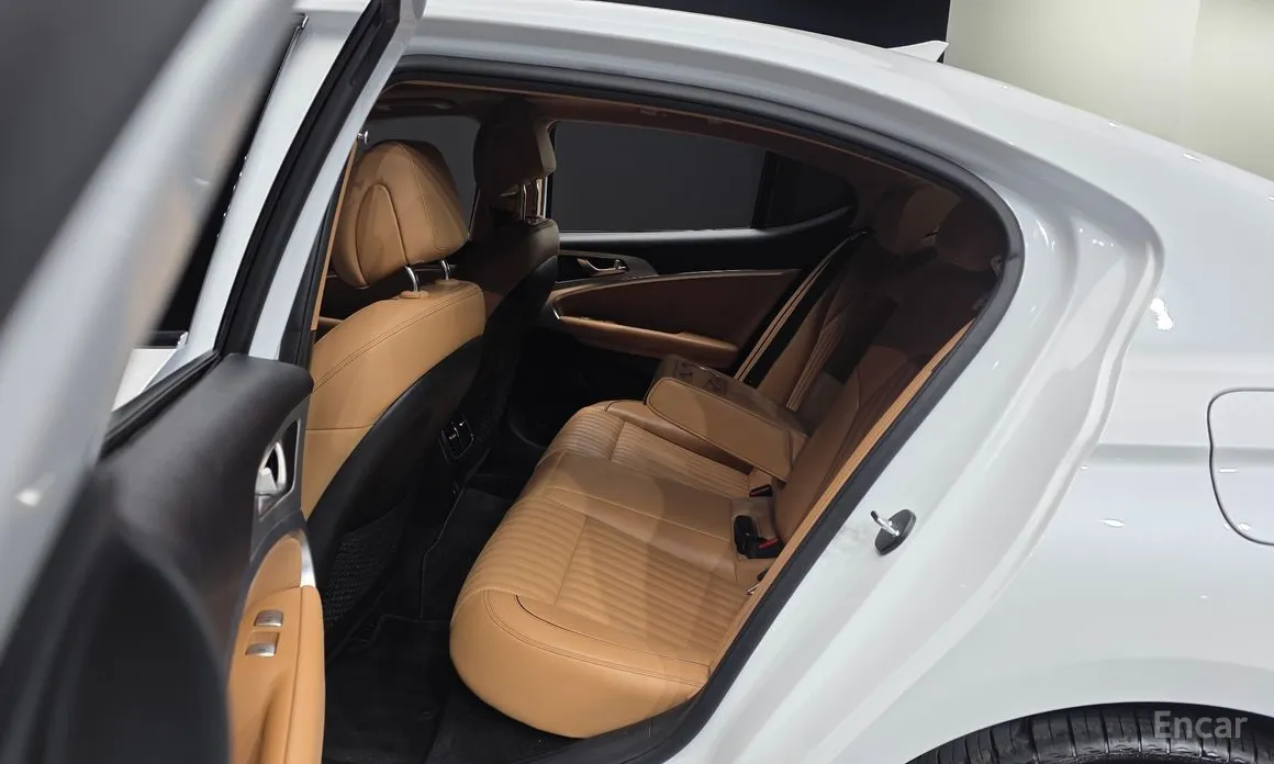 Photo 11 - Genesis G70