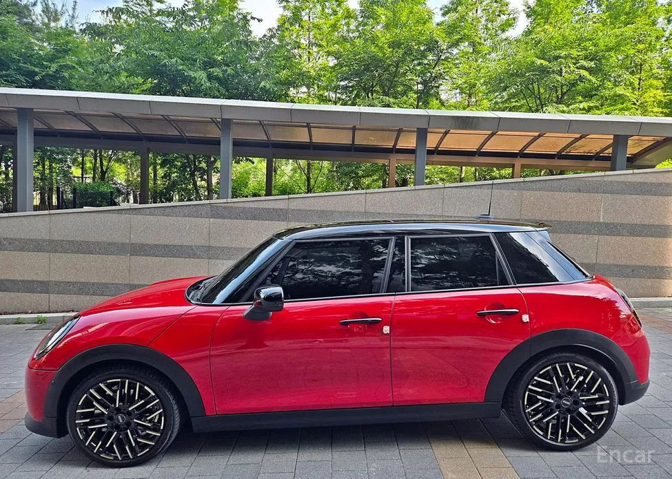 Mini Cooper 2024 5 Door Favoured