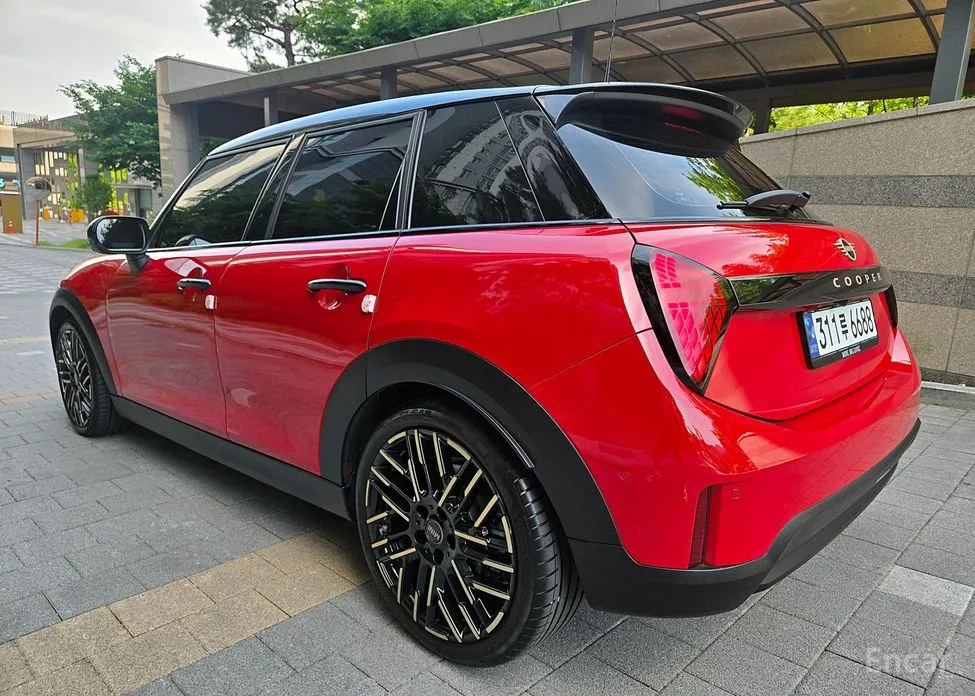 Mini Cooper 2024 5 Door Favoured
