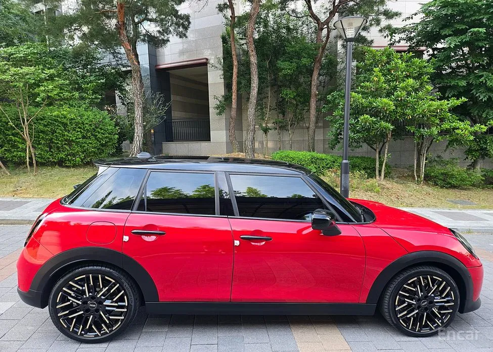 Mini Cooper 2024 5 Door Favoured