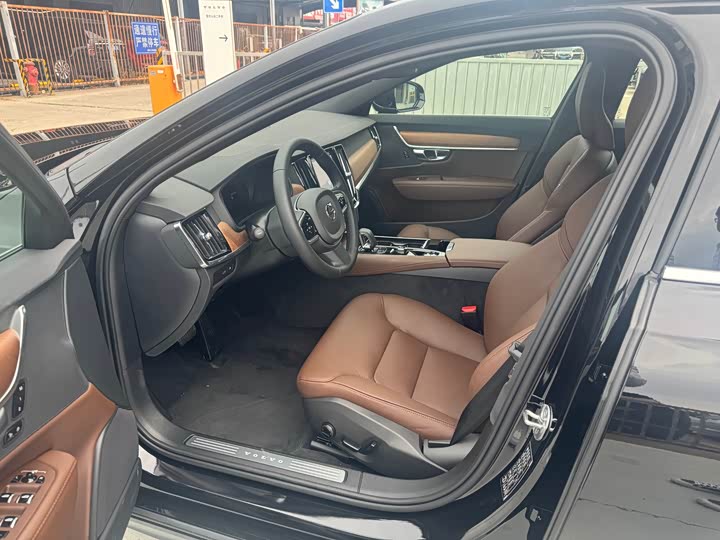 Volvo S90 Hybrid 2025 2025款 插电式混动 四驱长续航智逸豪华版