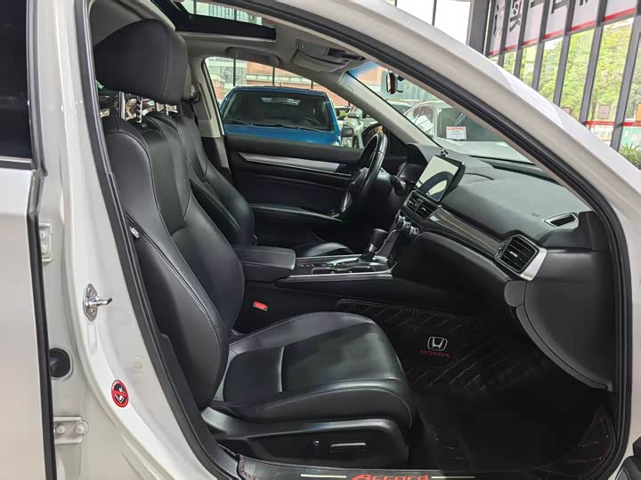 Фото 9 - Honda Accord