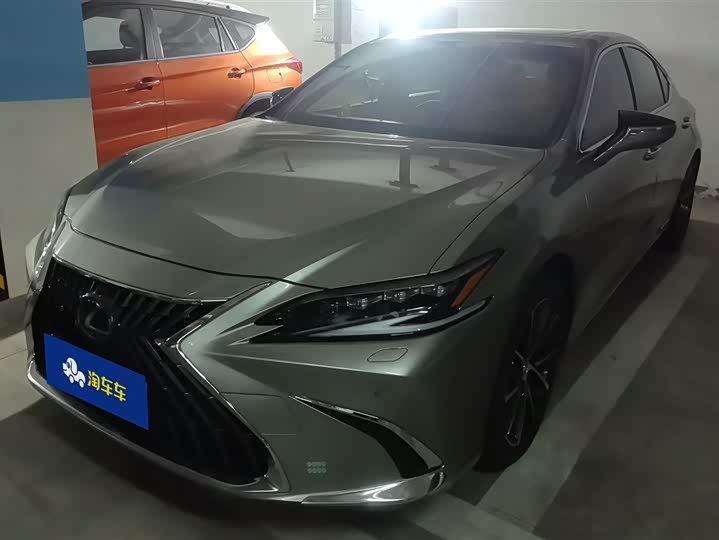 Фото 1 - Lexus ES