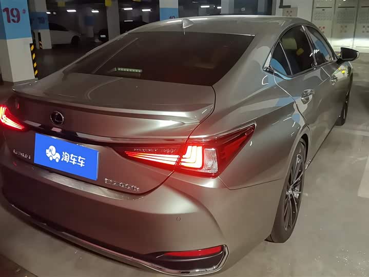 Фото 3 - Lexus ES