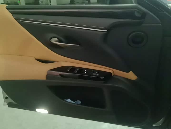 Фото 7 - Lexus ES