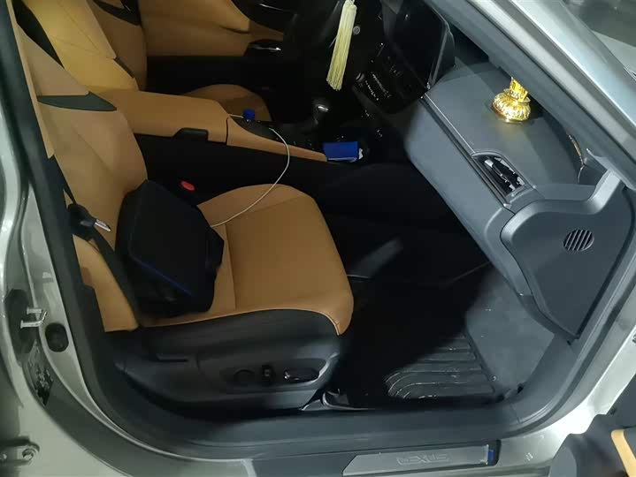 Фото 8 - Lexus ES