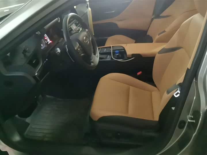 Фото 9 - Lexus ES