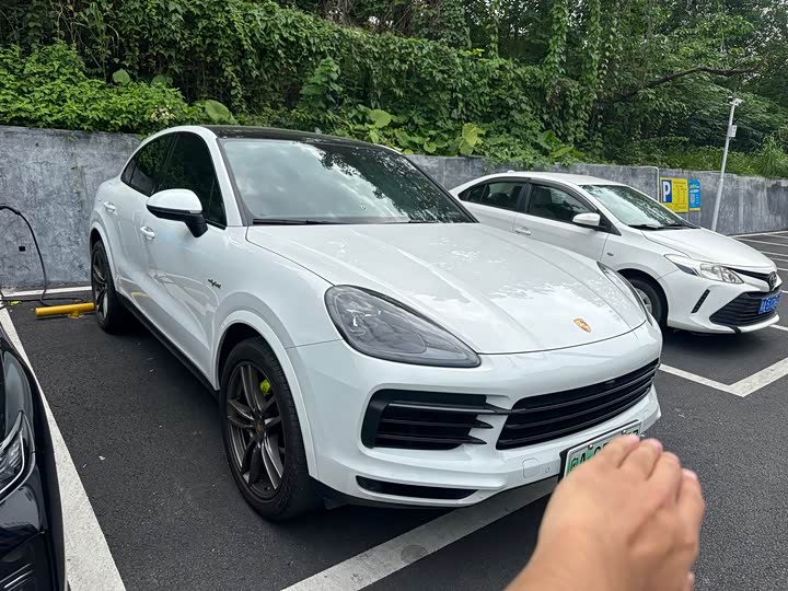 Photo 2 - Porsche Cayenne Hybrid