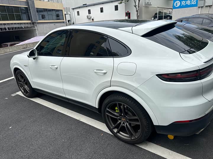 Photo 4 - Porsche Cayenne Hybrid