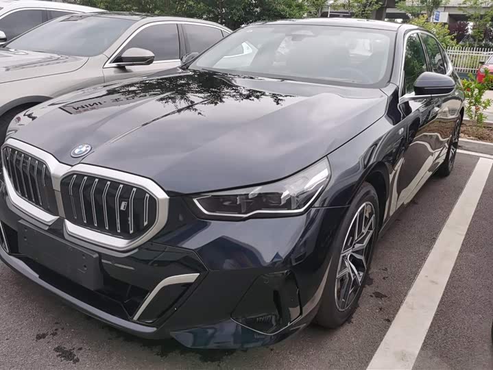 Фото 1 - BMW i5