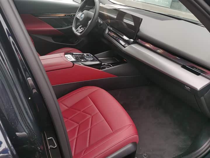Фото 8 - BMW i5