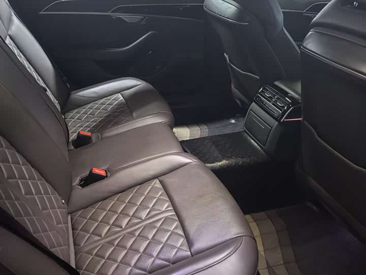 Фото 8 - Audi A8