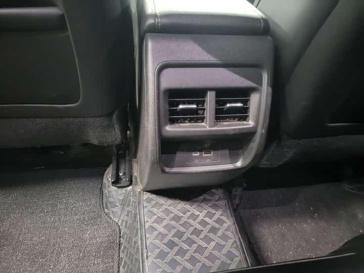 Фото 8 - Cadillac XT4