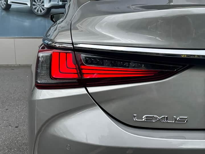Фото 5 - Lexus ES