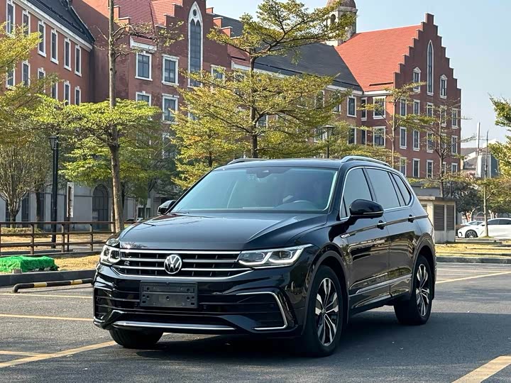 Фото 1 - Volkswagen Tiguan L Pro