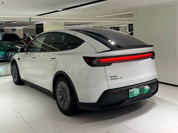 Photo 6 - Tesla Model Y