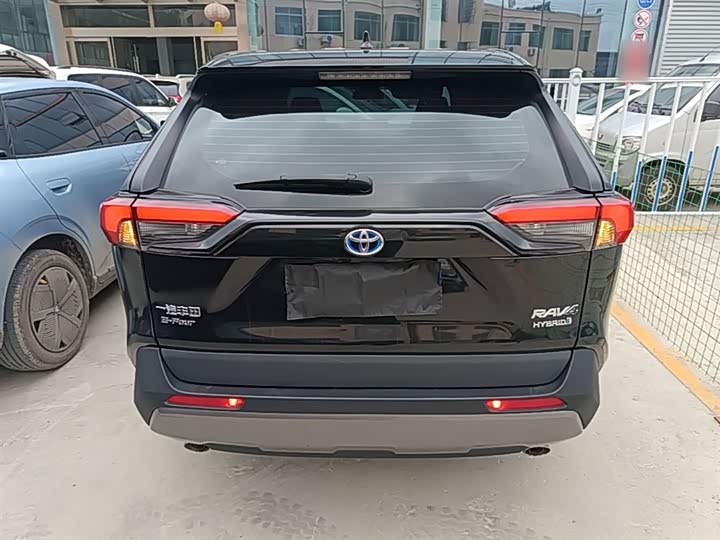 Фото 6 - Toyota RAV4