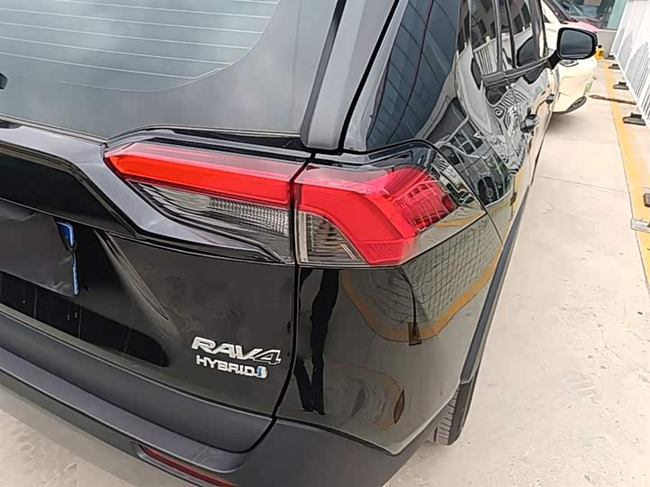 Фото 8 - Toyota RAV4