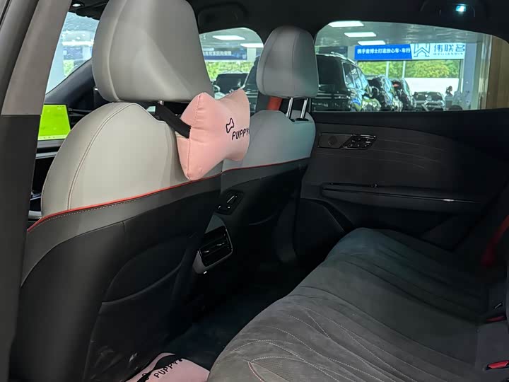Geely Galaxy E8 2025 2025款 620km 四驱星舰激光雷达智驾版