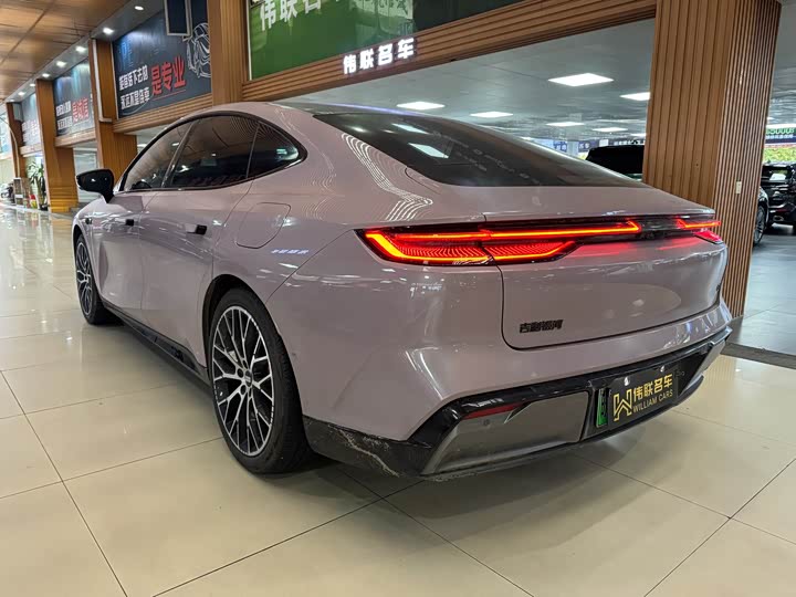 Geely Galaxy E8 2025 2025款 620km 四驱星舰激光雷达智驾版
