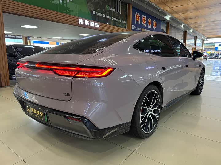 Geely Galaxy E8 2025 2025款 620km 四驱星舰激光雷达智驾版