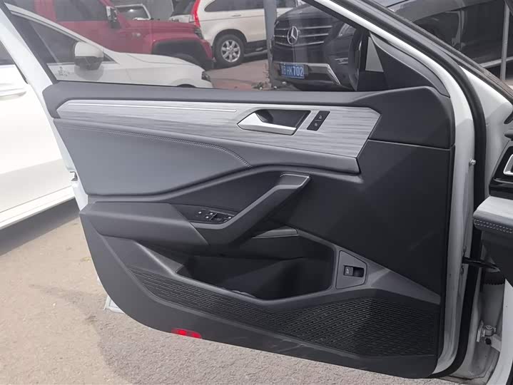 Фото 7 - Volkswagen Sagitar L