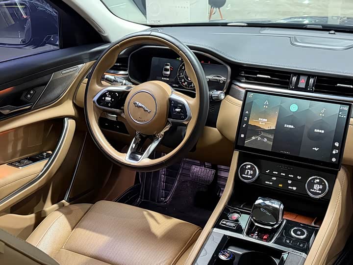 Photo 4 - Jaguar XF L