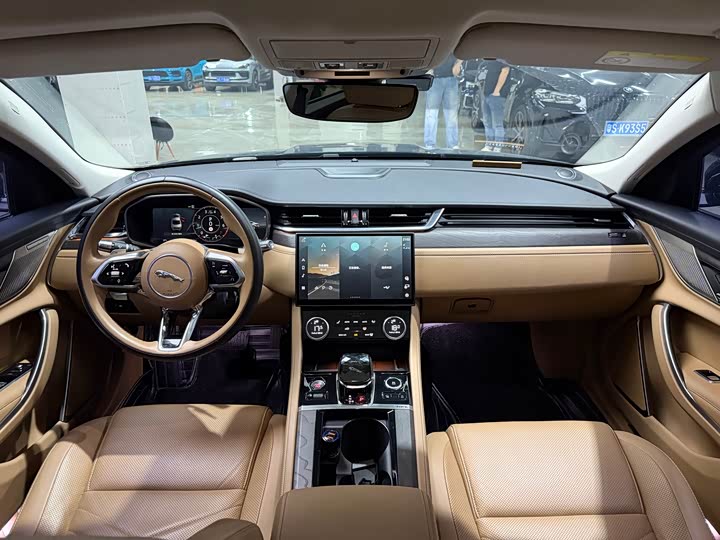 Photo 5 - Jaguar XF L