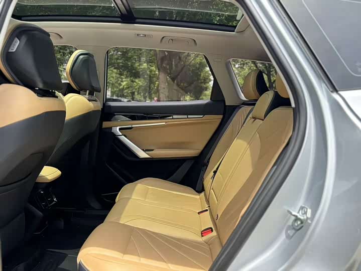 Фото 5 - Geely Atlas L