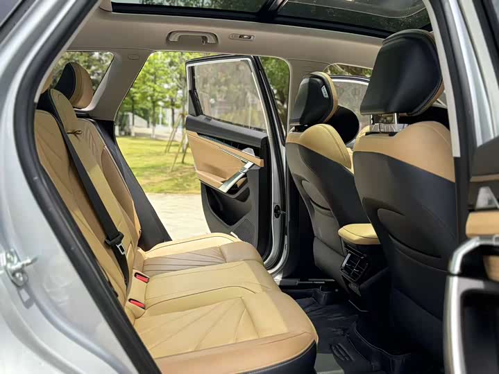 Фото 6 - Geely Atlas L