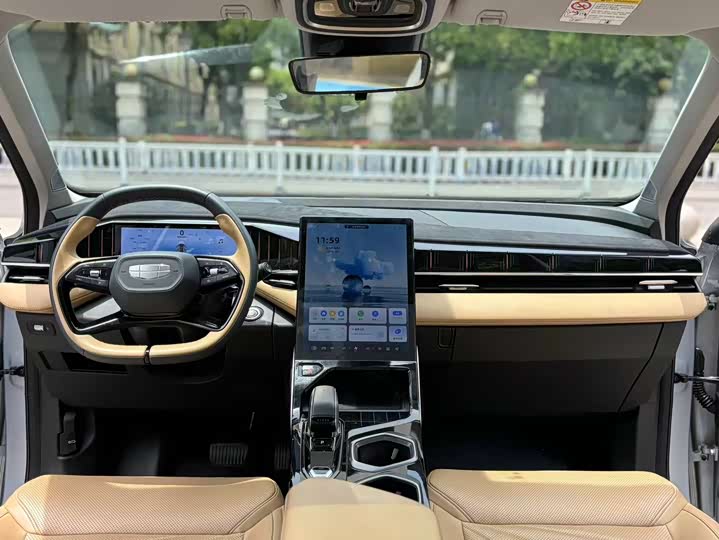 Фото 8 - Geely Atlas L