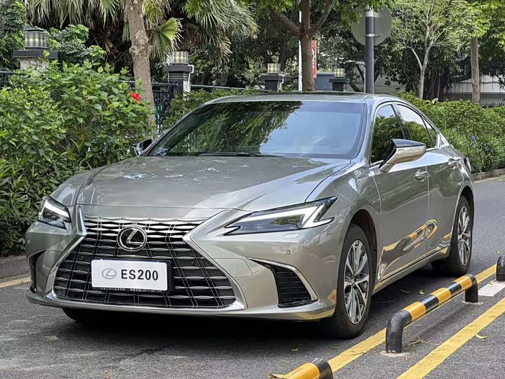 صورة 1 - Lexus ES