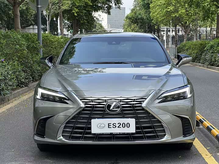 صورة 2 - Lexus ES