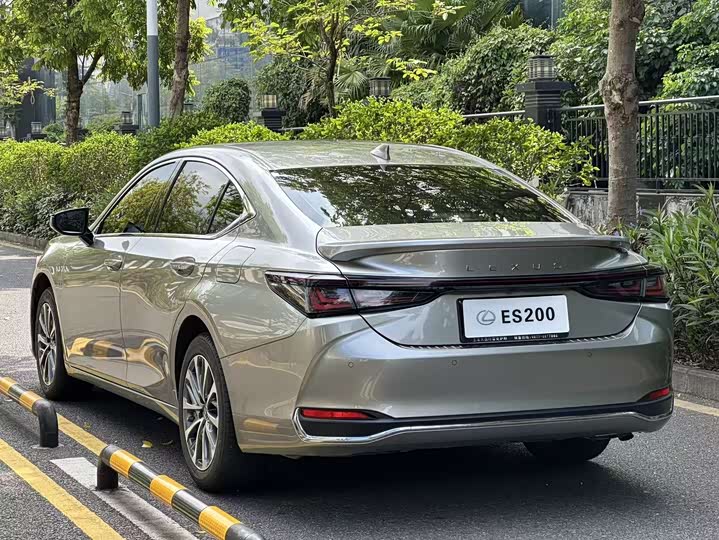 صورة 9 - Lexus ES