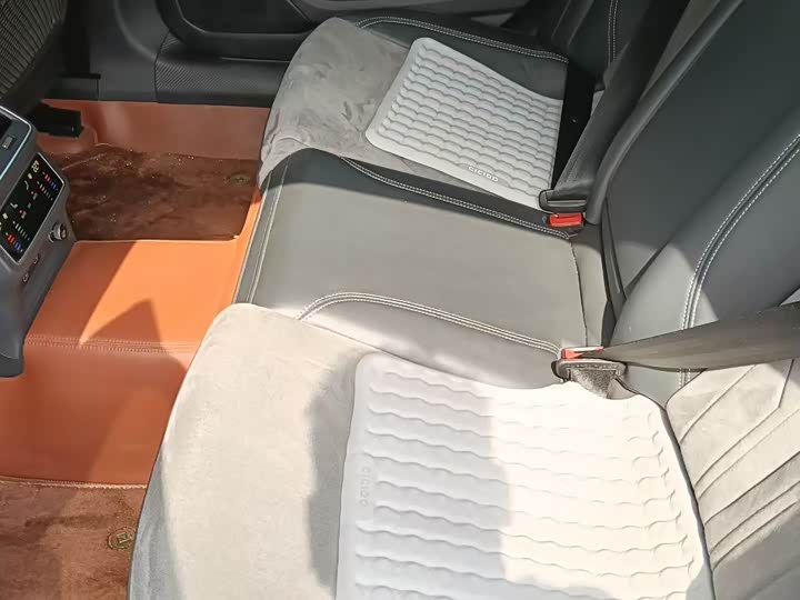 Фото 7 - Audi A6L