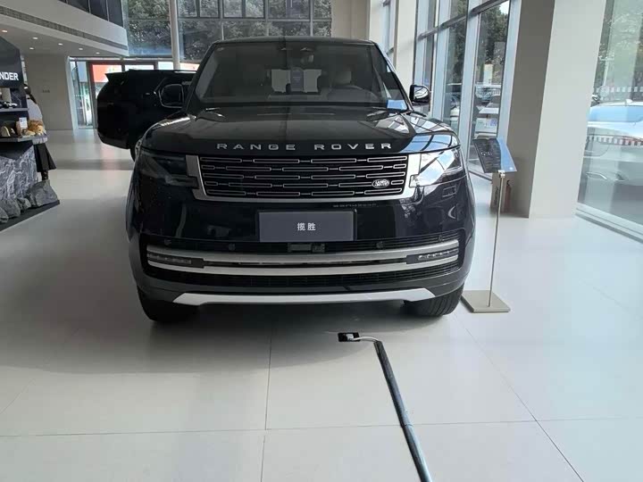 Land Rover Range Rover 2026 2026款 3.0 L6 400PS SE长轴版