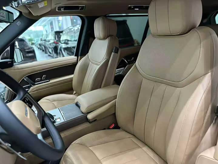 Land Rover Range Rover 2026 2026款 3.0 L6 400PS SE长轴版