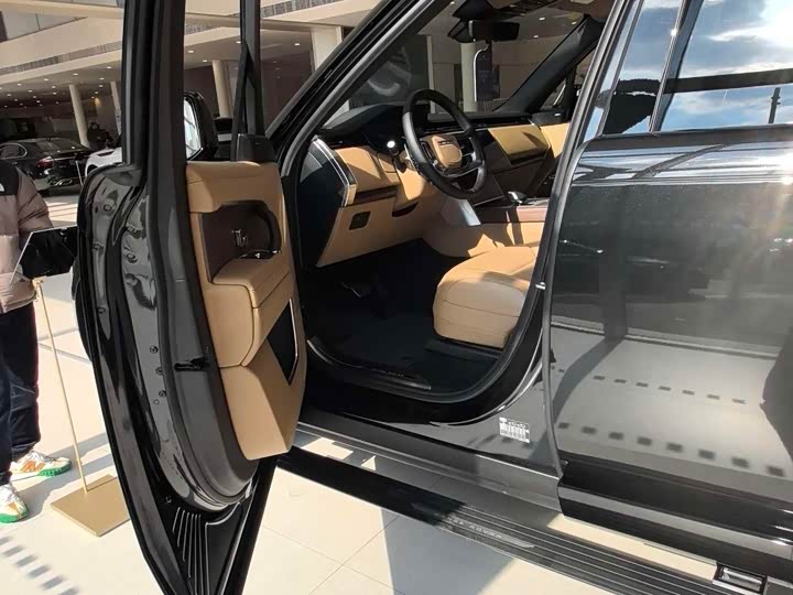 Land Rover Range Rover 2026 2026款 3.0 L6 400PS SE长轴版