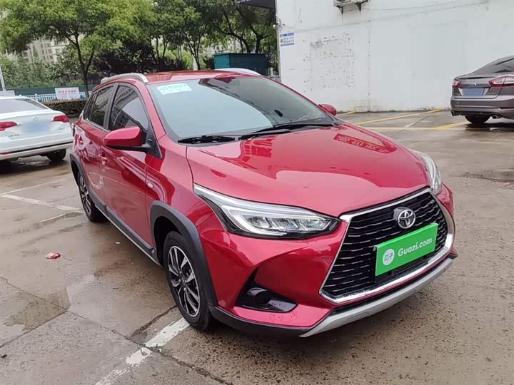 Фото 4 - Toyota Yaris L Hatchback