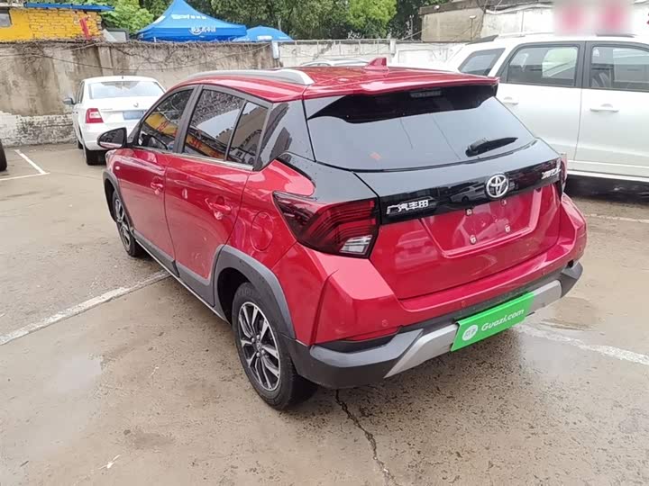 Фото 5 - Toyota Yaris L Hatchback