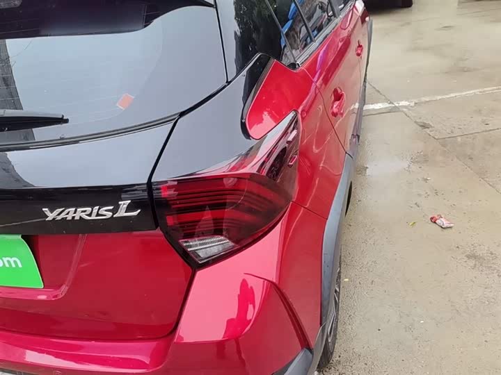 Фото 8 - Toyota Yaris L Hatchback