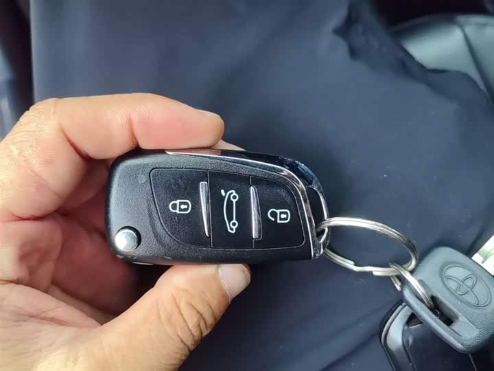 Фото 9 - Toyota Yaris L Hatchback