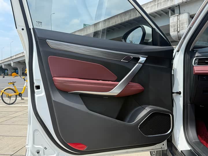 Фото 9 - Geely Atlas