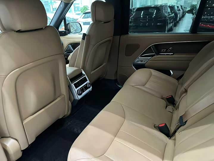 Land Rover Range Rover 2026 2026款 3.0 L6 400PS SE长轴版