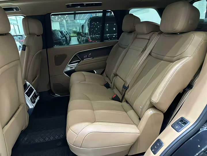 Land Rover Range Rover 2026 2026款 3.0 L6 400PS SE长轴版